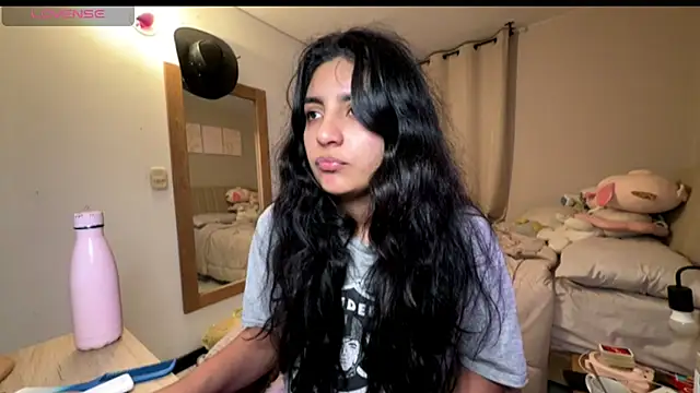 Snapshot of cloe_small chatting on 10-17-25, 04:59 cloe small online show from 10-17-25, 04:59