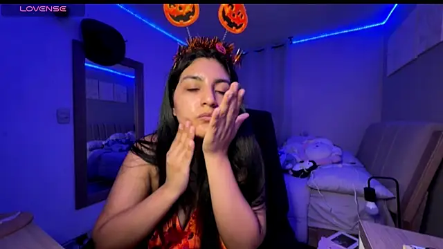 Snapshot of cloe_small chatting on 10-19-25, 12:55 cloe small online show from 10-19-25, 12:55