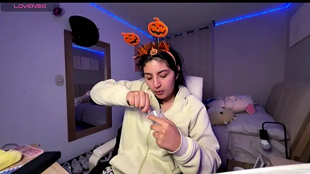 Snapshot of cloe_small chatting on 10-21-25, 12:55 cloe small online show from 10-21-25, 12:55