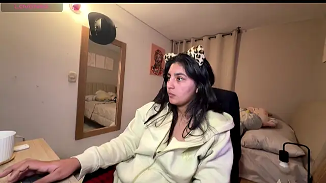 Snapshot of cloe_small chatting on 10-22-25, 11:26 cloe small online show from 10-22-25, 11:26