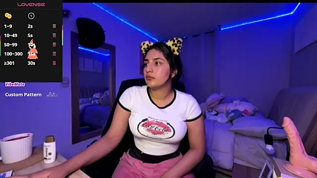 Snapshot of cloe_small chatting on 10-24-25, 02:08 cloe small online show from 10-24-25, 02:08