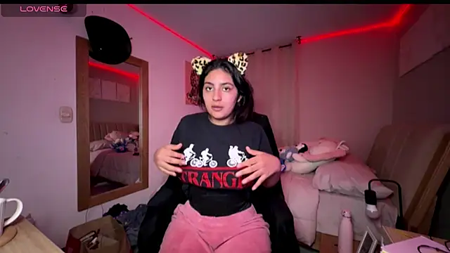 Snapshot of cloe_small chatting on 10-25-25, 01:57 cloe small online show from 10-25-25, 01:57