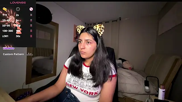 Snapshot of cloe_small chatting on 10-27-25, 02:15 cloe small online show from 10-27-25, 02:15