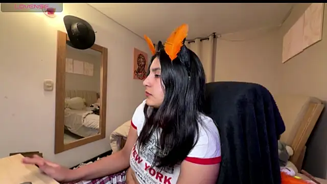 Snapshot of cloe_small chatting on 10-29-25, 03:53 cloe small online show from 10-29-25, 03:53