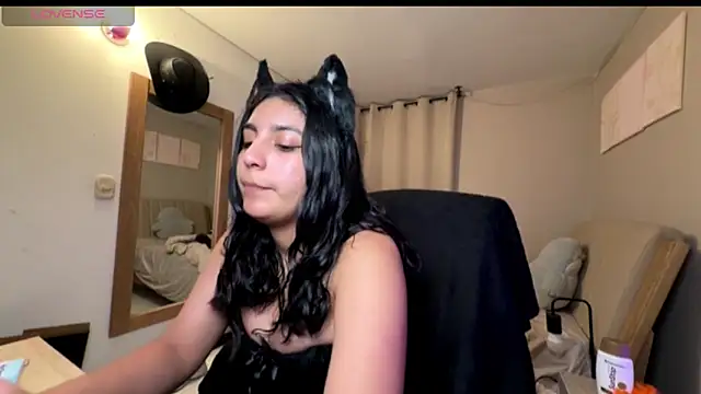 Snapshot of cloe_small chatting on 10-30-25, 01:18 cloe small online show from 10-30-25, 01:18