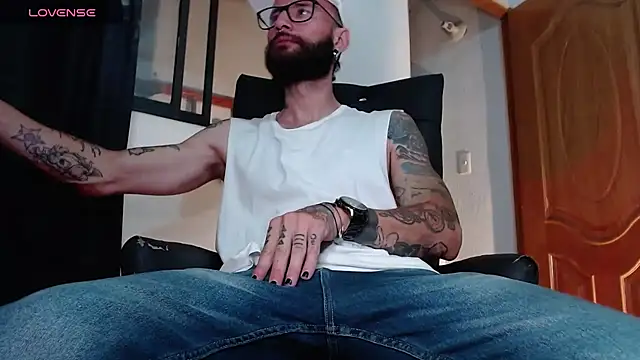 Snapshot of ren_stipee chatting on 02-15-25, 04:03 ren stipee online show from 02-15-25, 04:03