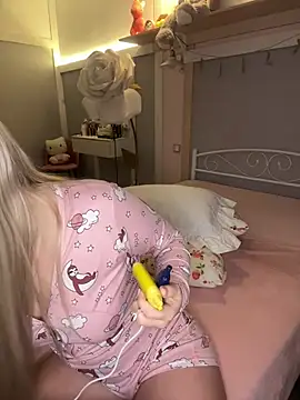 Snapshot of touchme_now chatting on 02-08-25, 02:38 touchme now online show from 02-08-25, 02:38