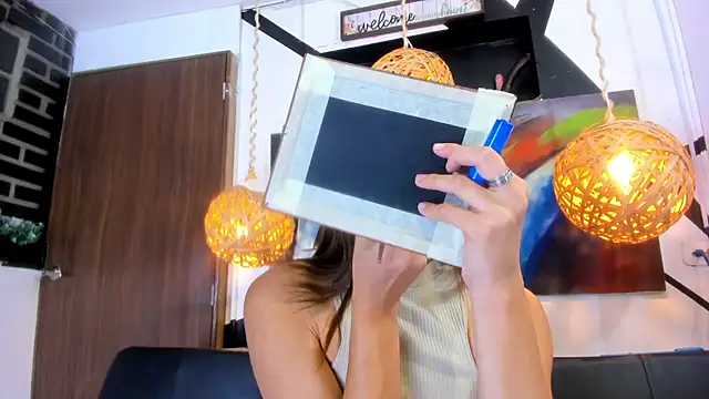 victoria aleia  online show from 12-17-25, 11:00