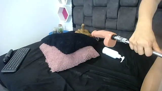 Snapshot of Emma_Evelyn chatting on 12-22-24, 07:42 Emma Evelyn online show from 12-22-24, 07:42