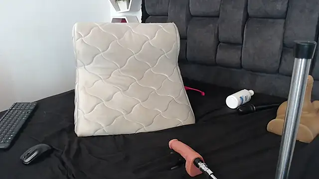 Snapshot of Emma_Evelyn chatting on 03-19-25, 03:40 Emma Evelyn online show from 03-19-25, 03:40