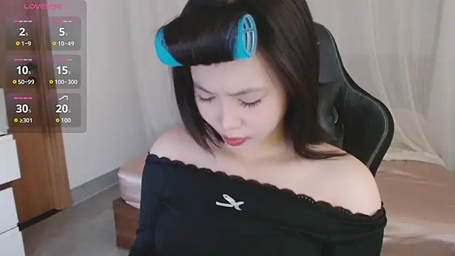 Snapshot of Lin_SiYee chatting on 03-06-25, 01:37 Lin SiYee online show from 03-06-25, 01:37