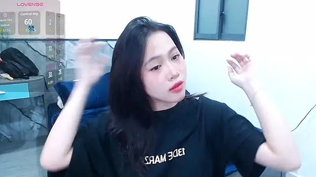 Snapshot of Lin_SiYee chatting on 10-30-25, 12:17 Lin SiYee online show from 10-30-25, 12:17