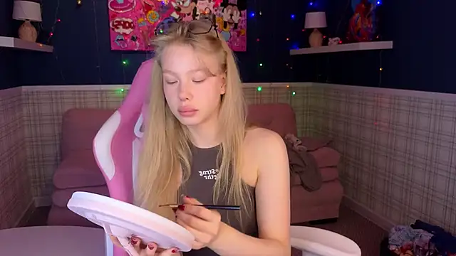 Sarra Cooper online show from 12-25-24, 01:10