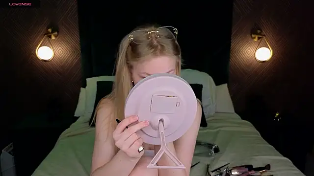 Sarra Cooper online show from 03-10-25, 01:12