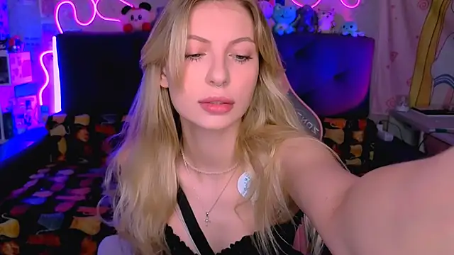 Snapshot of Maria_Hunt chatting on 11-22-25, 03:49 Maria Hunt online show from 11-22-25, 03:49