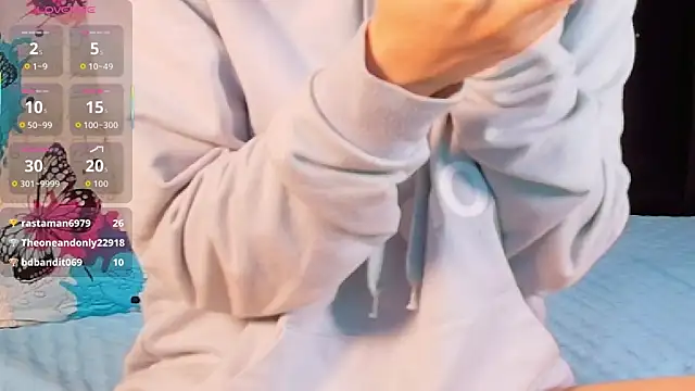 Snapshot of littleebluee chatting on 10-16-25, 02:56 littleebluee online show from 10-16-25, 02:56