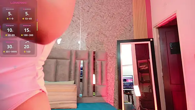 Snapshot of littleebluee chatting on 11-16-25, 12:33 littleebluee online show from 11-16-25, 12:33