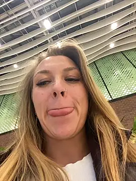 Sweet   Emily online show from 12-18-25, 03:40