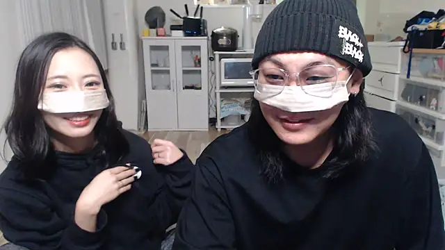 Snapshot of --SHUN-- chatting on 01-05-25, 01:58 --SHUN-- online show from 01-05-25, 01:58