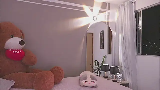 AnnyHizzle online show from 10-28-25, 03:32