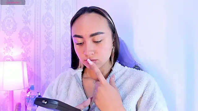 Snapshot of liaa_18 chatting on 10-22-25, 04:35 liaa 18 online show from 10-22-25, 04:35