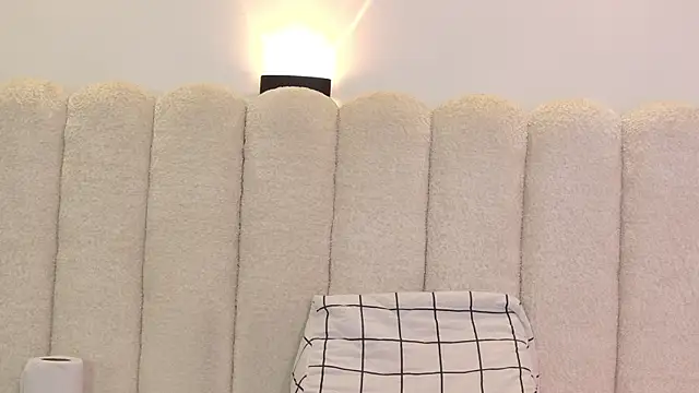 Juliabadlee online show from 11-22-25, 08:19