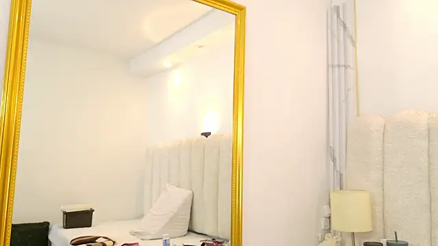 Juliabadlee online show from 12-15-25, 09:08