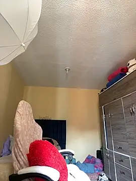 Snapshot of liaqueen610 chatting on 10-26-25, 05:08 liaqueen610 online show from 10-26-25, 05:08