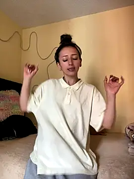 Snapshot of liaqueen610 chatting on 11-23-25, 04:18 liaqueen610 online show from 11-23-25, 04:18