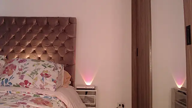 Roussmariehenao online show from 12-17-25, 03:51