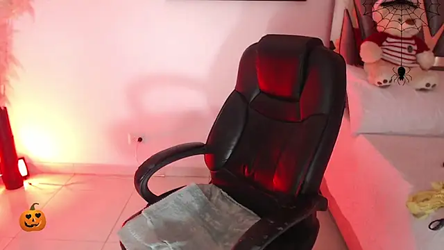 Snapshot of Victoria_Red01 chatting on 10-30-25, 04:41 Victoria Red01 online show from 10-30-25, 04:41