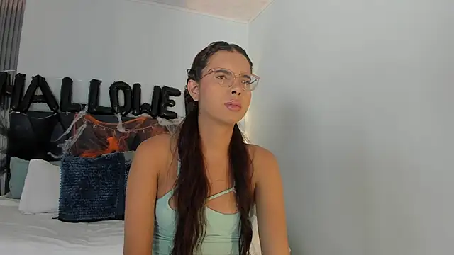 sara saenz99 online show from 10-28-25, 08:00