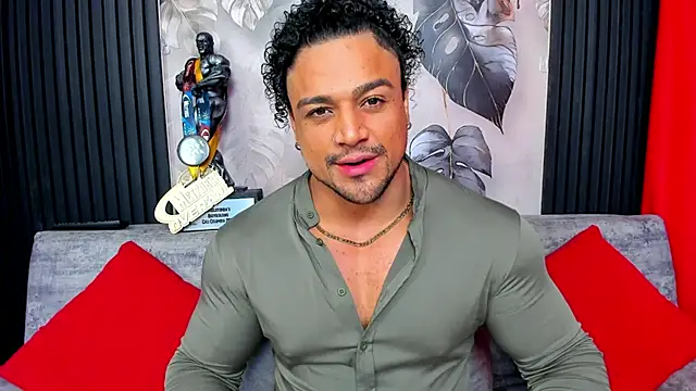 Snapshot of MikeEstevess chatting on 12-15-25, 03:44 MikeEstevess online show from 12-15-25, 03:44