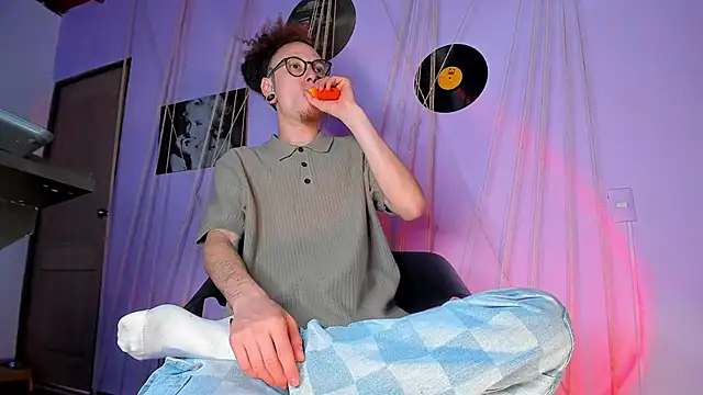 Snapshot of MrShaggy chatting on 02-10-25, 09:15 MrShaggy online show from 02-10-25, 09:15