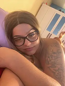 Lolacavalona online show from 12-21-24, 05:07