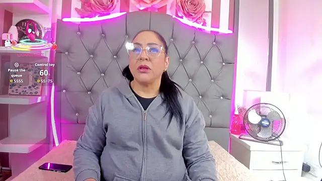 Snapshot of Gina_Myers chatting on 11-08-25, 12:16 Gina Myers online show from 11-08-25, 12:16