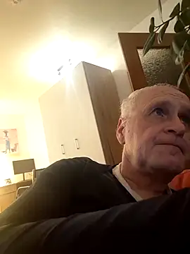 Snapshot of Milkasahne64 chatting on 12-18-25, 07:42 Milkasahne64 online show from 12-18-25, 07:42