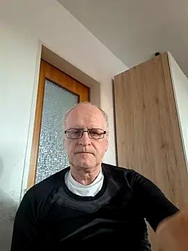 Snapshot of Milkasahne64 chatting on 02-09-26, 03:05 Milkasahne64 online show from 02-09-26, 03:05