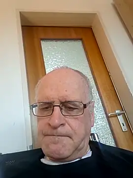 Snapshot of Milkasahne64 chatting on 02-12-26, 10:21 Milkasahne64 online show from 02-12-26, 10:21