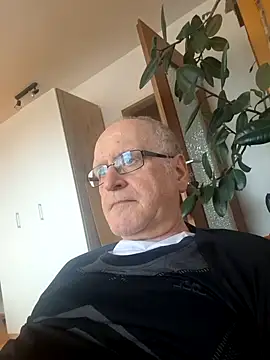 Snapshot of Milkasahne64 chatting on 02-13-26, 09:05 Milkasahne64 online show from 02-13-26, 09:05