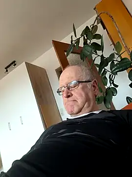 Snapshot of Milkasahne64 chatting on 02-15-26, 01:52 Milkasahne64 online show from 02-15-26, 01:52