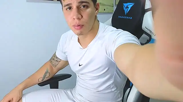 Snapshot of Ethanstill1 chatting on 02-05-25, 02:19 Ethanstill1 online show from 02-05-25, 02:19