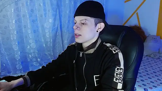 Matthew Boy  online show from 12-19-24, 07:18