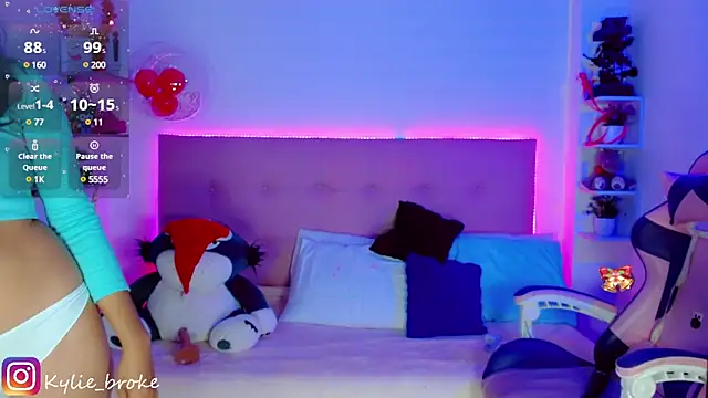 Snapshot of Kylie_brokee chatting on 12-19-24, 03:18 Kylie brokee online show from 12-19-24, 03:18