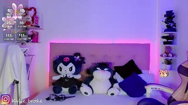 Snapshot of Kylie_brokee chatting on 01-11-25, 12:12 Kylie brokee online show from 01-11-25, 12:12