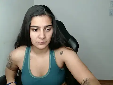 Snapshot of Amanda5Biceps chatting on 11-19-25, 06:30 Amanda5Biceps online show from 11-19-25, 06:30