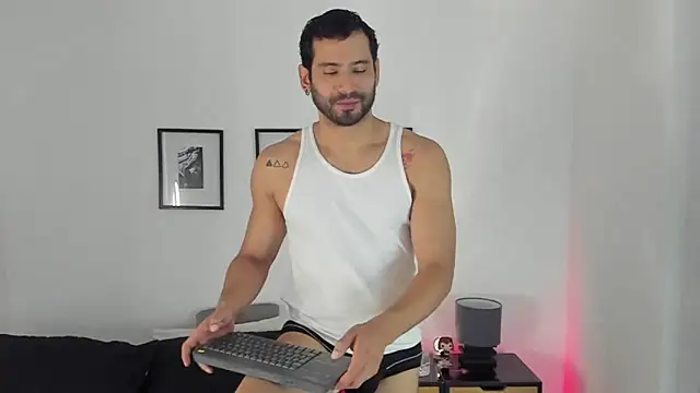 Snapshot of Dereck_vega chatting on 09-21-25, 01:57 Dereck vega online show from 09-21-25, 01:57