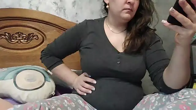 Snapshot of milfmomxx chatting on 01-12-25, 09:08 milfmomxx online show from 01-12-25, 09:08