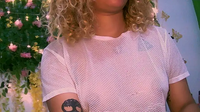 Snapshot of Crysrus chatting on 12-25-24, 10:48 Crysrus online show from 12-25-24, 10:48