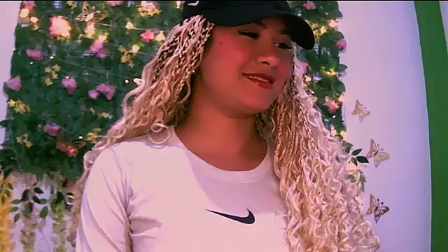 Snapshot of Crysrus chatting on 11-13-25, 12:09 Crysrus online show from 11-13-25, 12:09